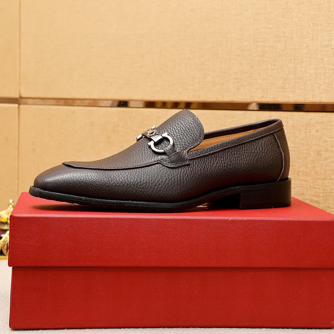 Men's shoes 💰460 💐 Product trademark: Ferragamo "Ferragamo" casual leather shoes Regular size: 38-44 (45🉑️customized) Product materials: Selected imported first-layer pebbled calfskin upper + luxury hardware buckle, imported water-dyed cow leather lining. Strong three-dimensional visual effect, original combination outsole Color: 2⃣️colors available